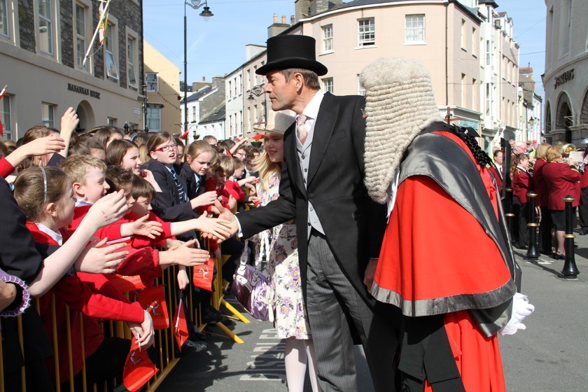 Lieutenant Governor Adam Wood meets local school children in Castletown Square