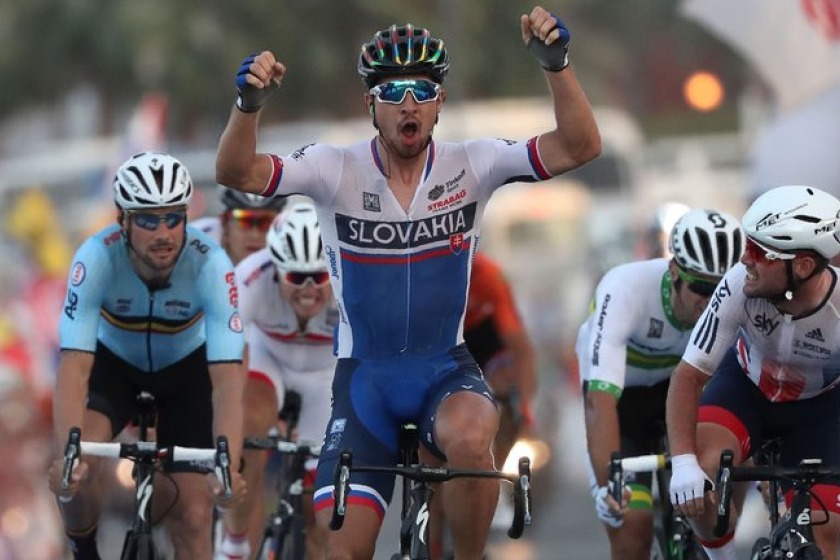 Peter Sagan (centre) beats Manxman Mark Cavendish (right) to the world championship [picture from Sky Sports News]