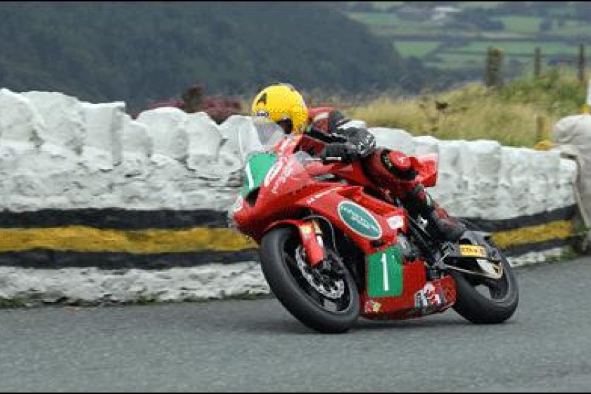 Dave Moffitt took a win in the Supertwins earlier this week (picture courtesy of manxphotosonline.com