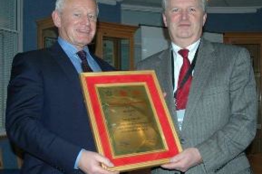 Chief Minister Allan Bell receiving a plaque from Howard Green, Chairman of the Pahar Trust
