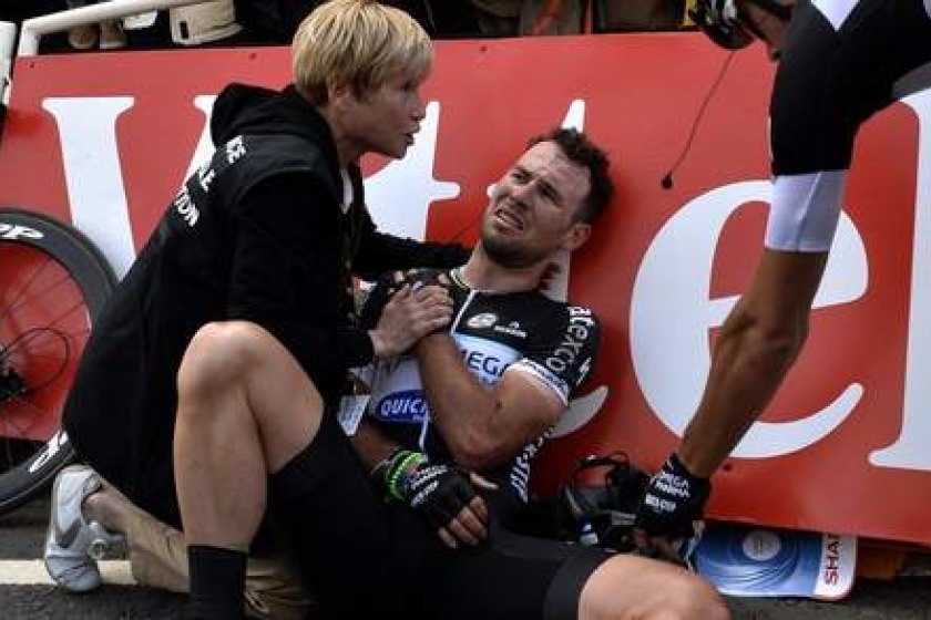 Cav clearly in pain after the crash moments before the finish of the first stage. (Pic: IRN/Sky)